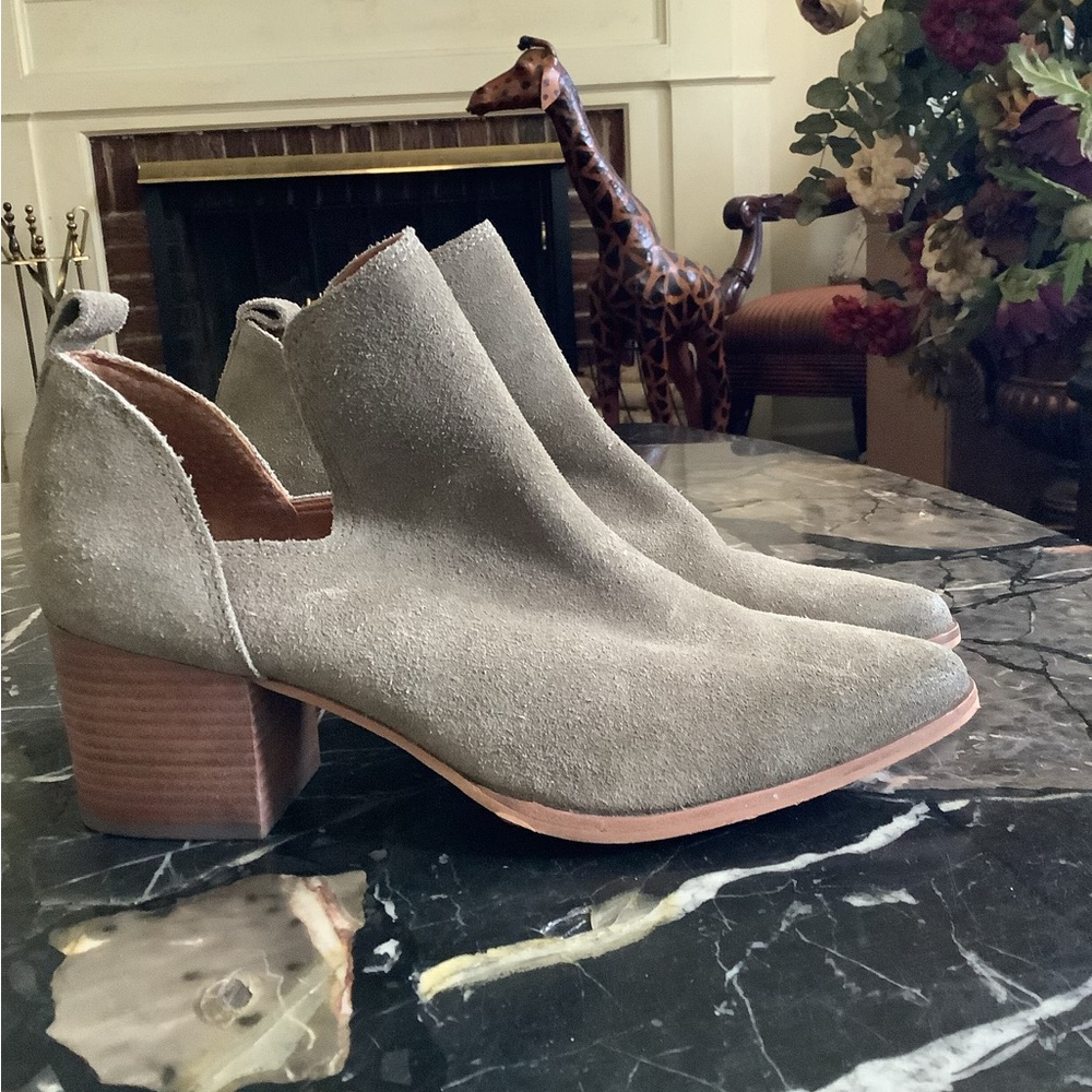 Lucky brand jorry taupe grey suede ankle bootie size 9